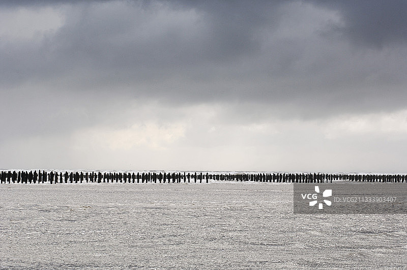 法国基内维尔的暴风雨天空与贻贝床图片素材