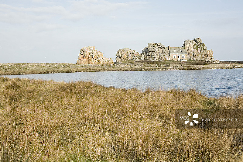 梅尔城堡，位于法国普卢格雷斯康岩石之间图片素材