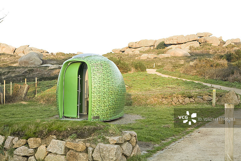 法国佩罗斯-吉雷克普鲁马纳克岩石区的公共厕所图片素材