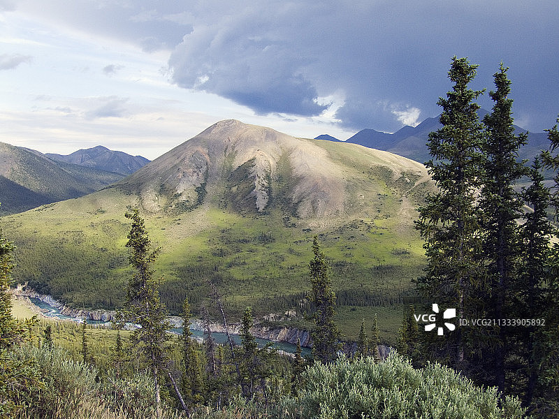 加拿大伊瓦维克国家公园的英国山脉和弗斯河图片素材