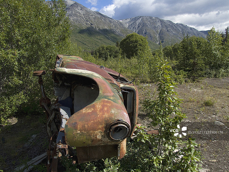 阿拉斯加育空加拿大道路上的汽车残骸图片素材