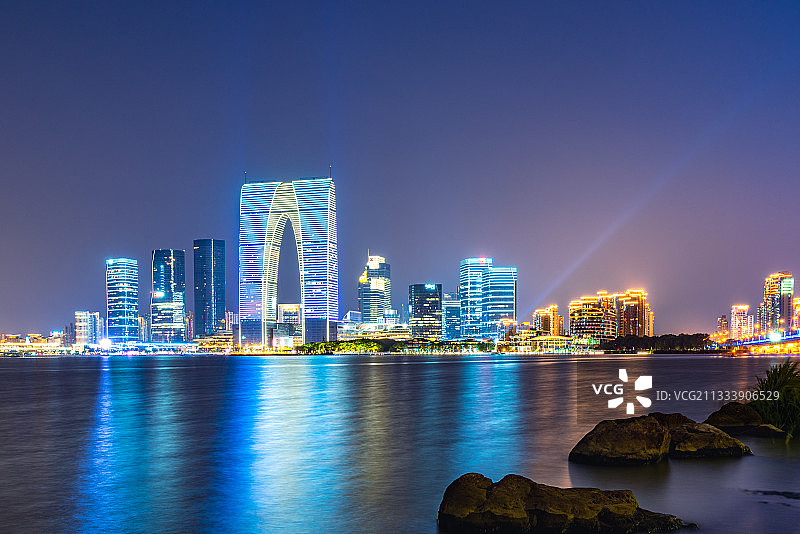 苏州金鸡湖东方之门夜景图片素材
