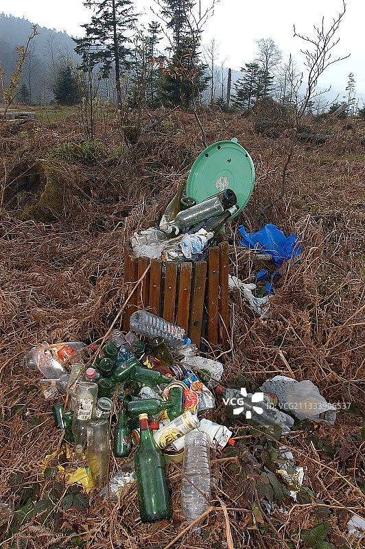 法国孚日森林中垃圾桶溢出的废料图片素材