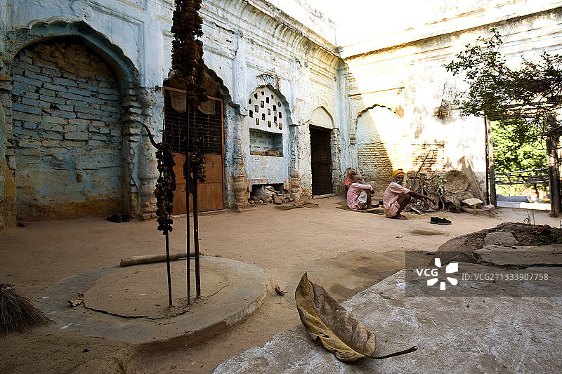 坐在印度房屋庭院里的居民图片素材