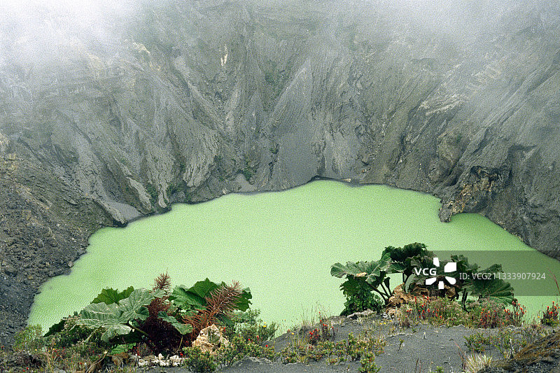哥斯达黎加伊拉苏火山的火山口湖图片素材