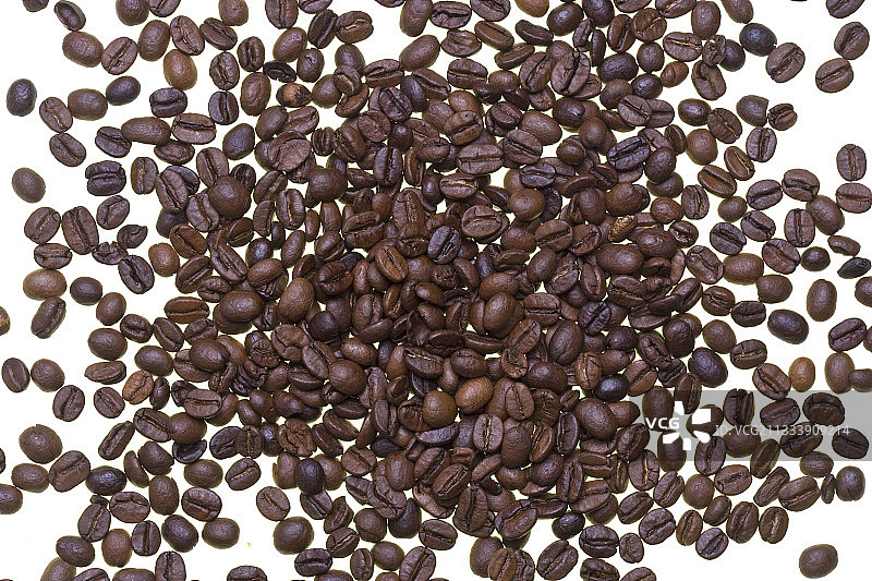 白色背景上的烘焙咖啡豆图片素材