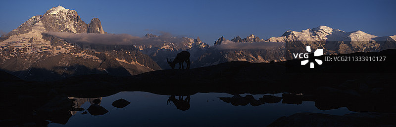 夏蒙尼山谷的红针峰图片素材