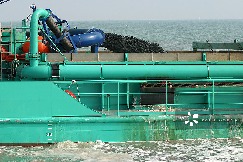 疏浚维护：奥莱龙岛的港口泥沙清理图片素材