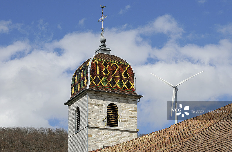瓦洛讷杜布教堂的风车和钟楼图片素材
