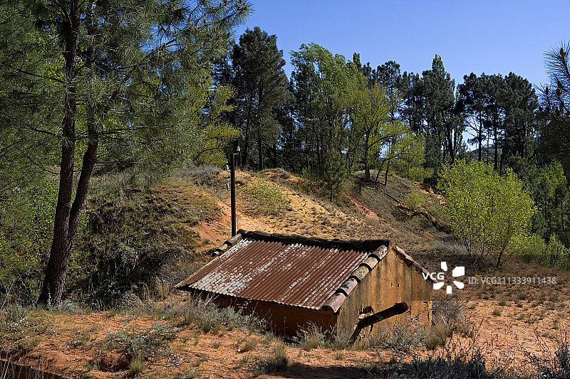 在法国沃克吕兹普罗旺斯操作赭石矿图片素材