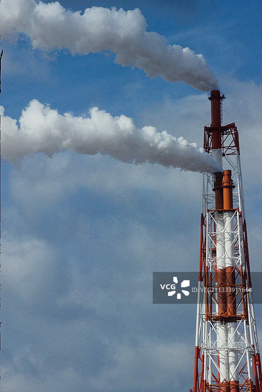 大阪港的石油化工厂烟囱图片素材