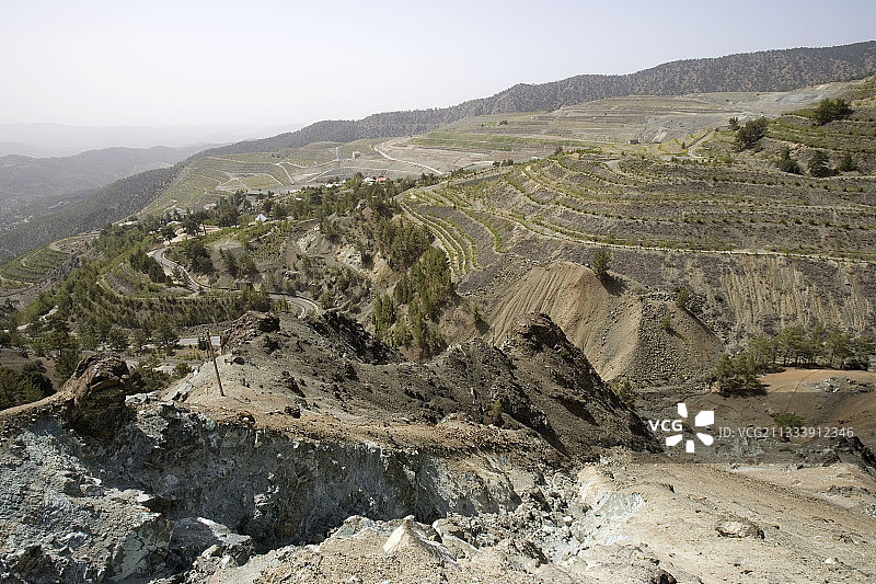 塞浦路斯重新造林期间废弃的石棉矿图片素材