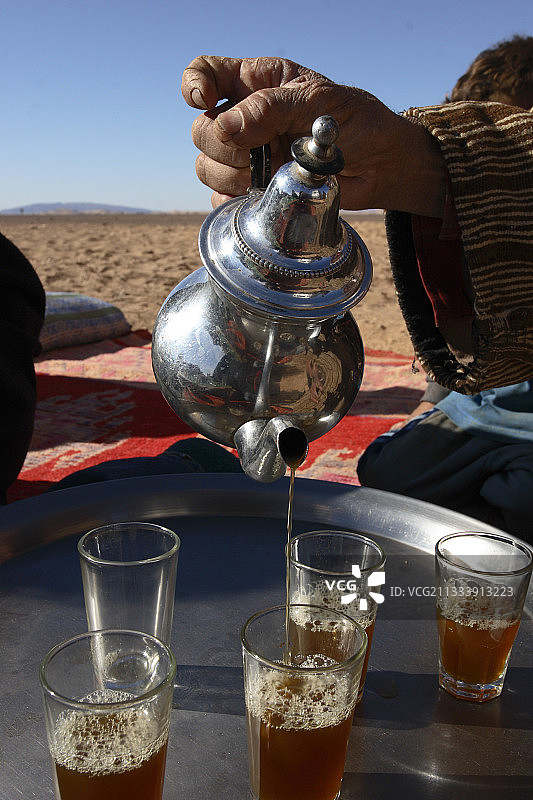 撒哈拉沙漠摩洛哥传统薄荷茶服务图片素材