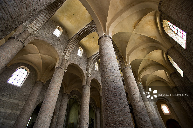 法国勃艮第 Tournus 修道院中殿图片素材