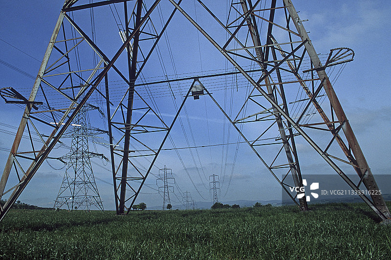 苏格兰佩斯利附近开阔乡村的输电塔图片素材