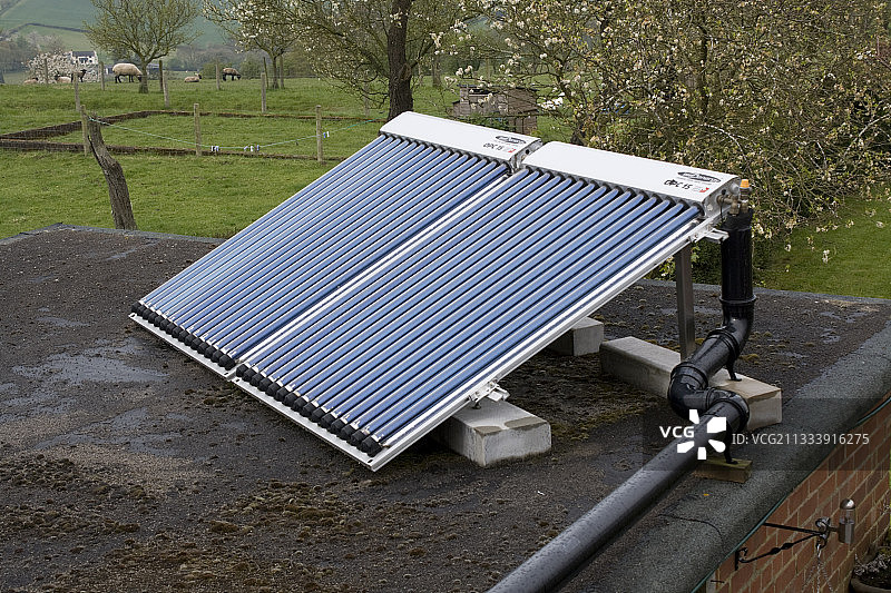 英国比尤德利屋顶上的太阳能热装置图片素材
