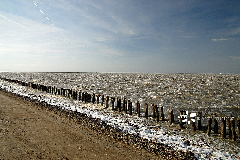 卡马格瓦卡雷斯池塘上的暴风雨图片素材