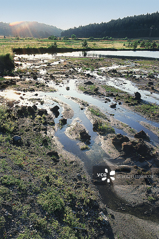 Emmanuel T. Berger的《阿尔代什的年轻火山》一书中的照片，由SUD OUEST出版社出版。图片素材