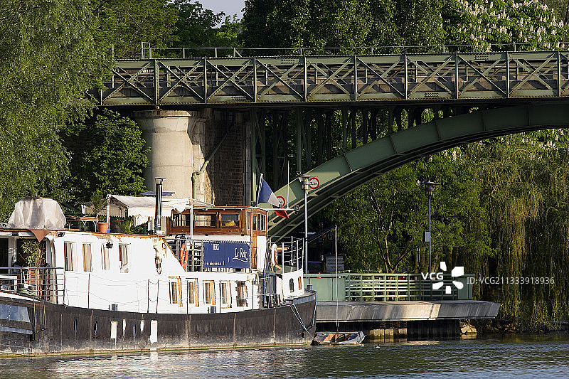 塞纳河沙图桥上的驳船图片素材