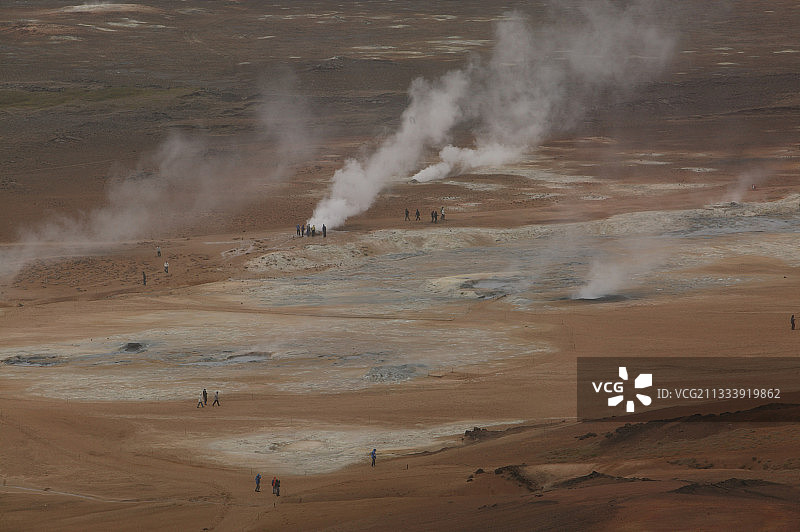 游客在冰岛米湖温泉附近图片素材