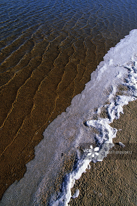 穆罕默德国家公园盐湖岸边的盐泡沫图片素材