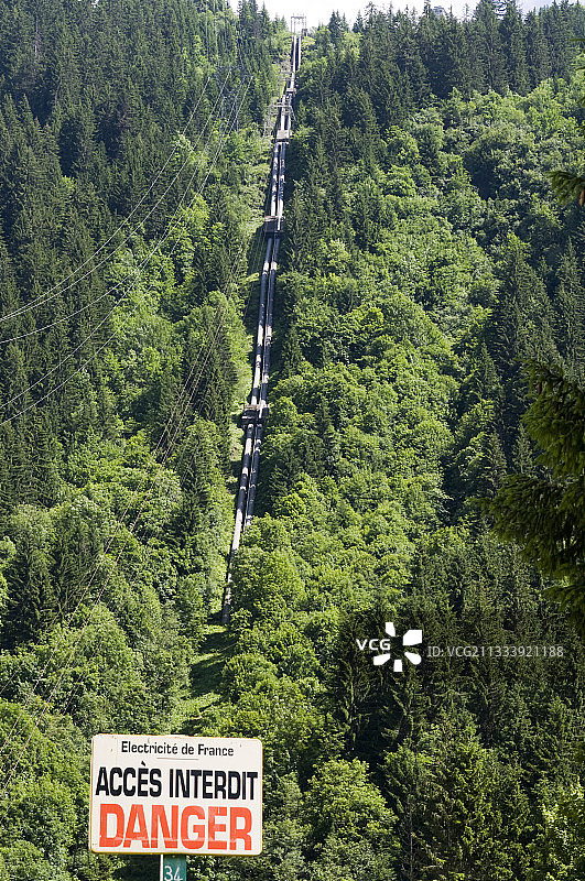 法国萨瓦省吉罗特大坝的压力管道图片素材