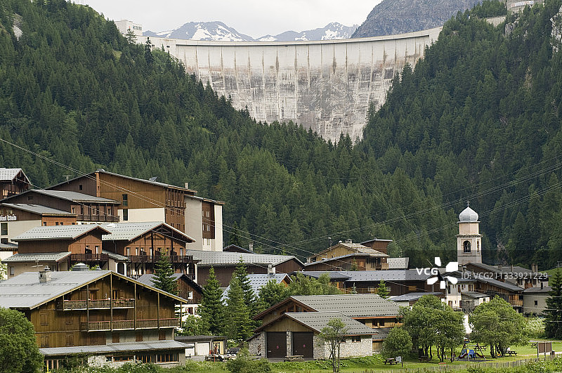 法国蒂涅水坝上的布列维耶尔村图片素材