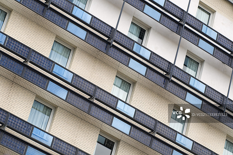 酒店栏杆上的光伏板图片素材