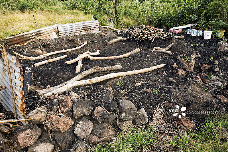 马提尼克岛的木炭制作图片素材