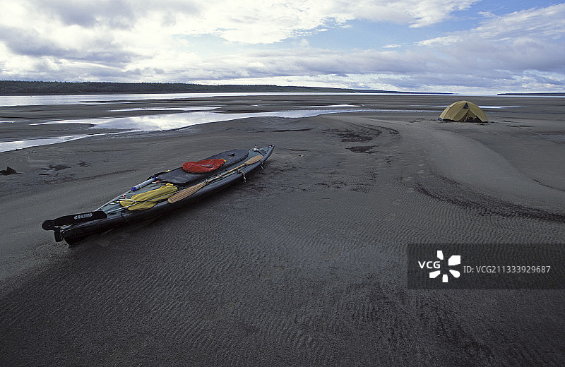麦肯锡河岸边的皮划艇露营图片素材