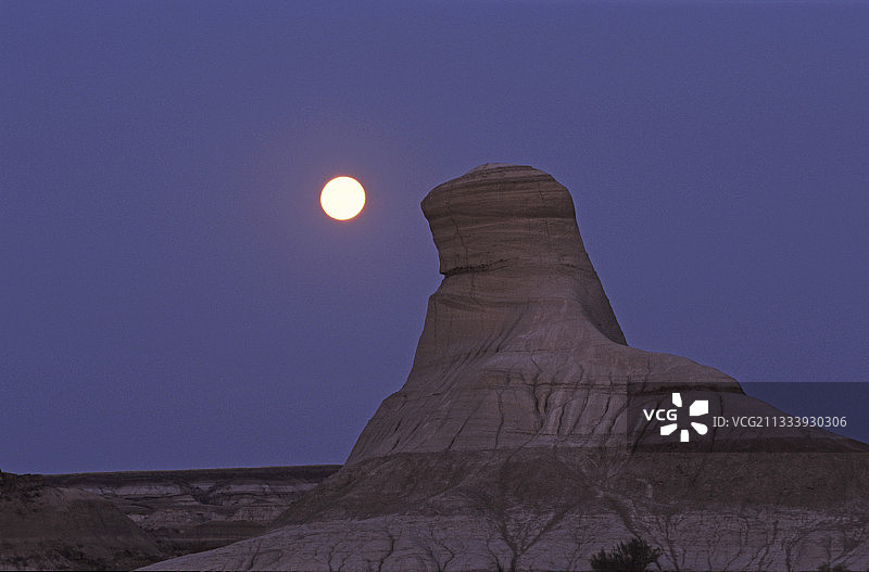 恐龙省立公园恶地：石柱和月亮，阿尔伯塔省图片素材