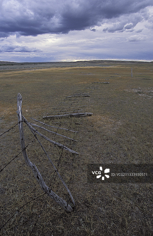 加拿大萨斯喀彻温省草原国家公园的旧围栏图片素材