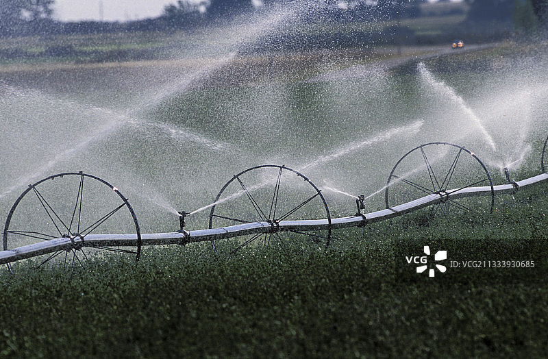 在加拿大艾伯塔省用自动水泵浇灌田地图片素材