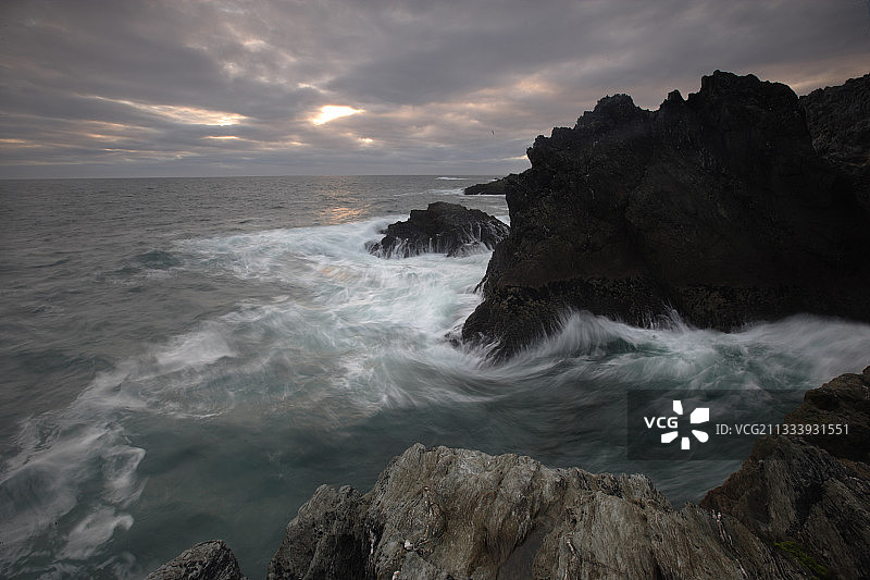 法国贝勒岛岩石海岸的海浪图片素材