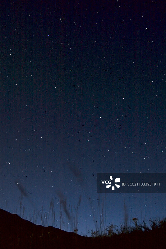 七月星空中的北斗七星图片素材