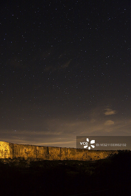 吕贝隆地区利乌克斯的夜间悬崖图片素材