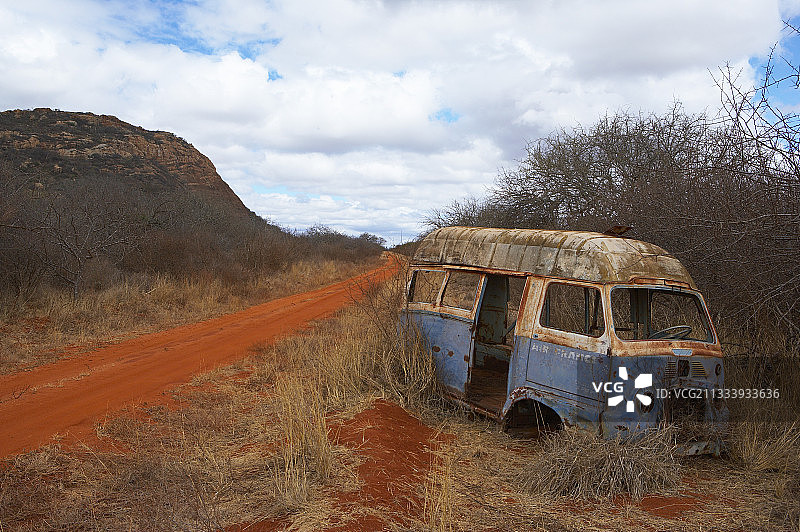 沿肯尼亚察沃东部轨道行驶的报废车辆图片素材
