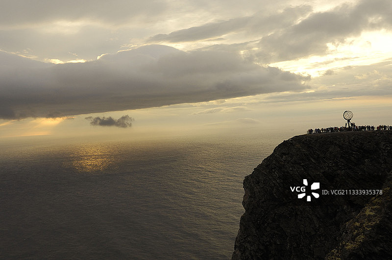 游客等待夏至午夜阳光图片素材
