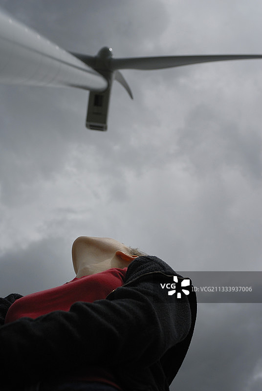 女人观看荷兰风车图片素材