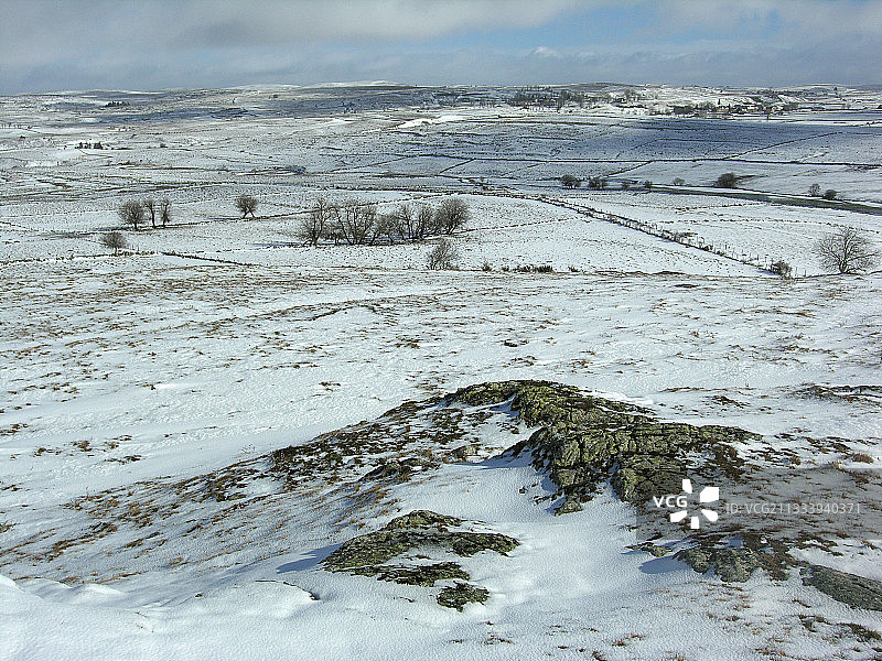 法国洛泽尔省纳斯比纳尔附近冬季的奥布拉克景观图片素材