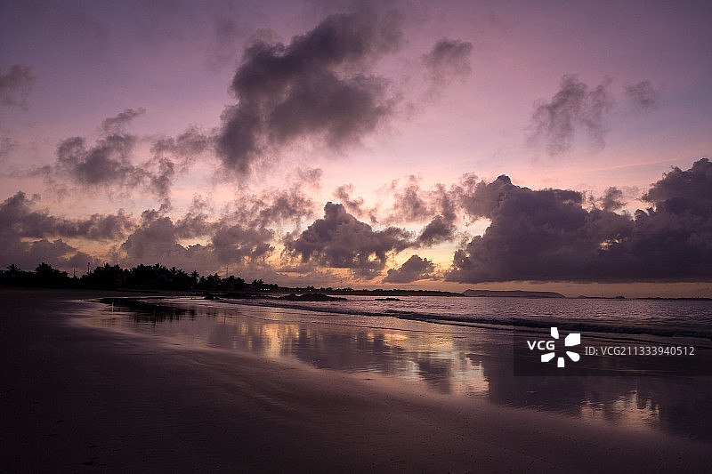 加拉帕戈斯群岛伊莎贝拉岛海滩的日出图片素材