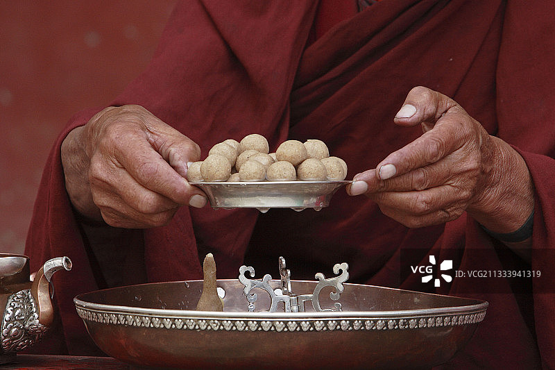 盘子里的食团由糌粑（烤大麦粉）制成图片素材