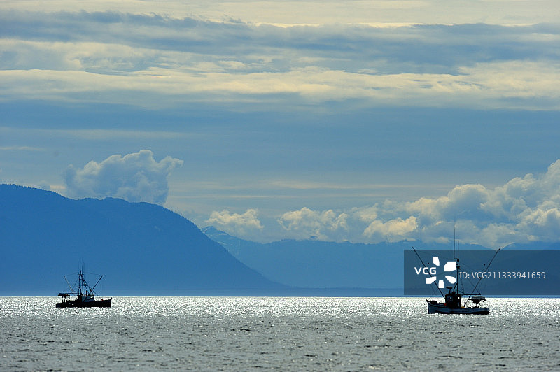 阿拉斯加弗雷德里克海峡的鲑鱼渔船图片素材