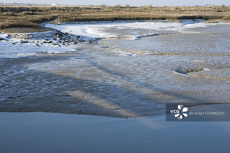 冬季法国雷岛的冰冻潮汐沼泽图片素材