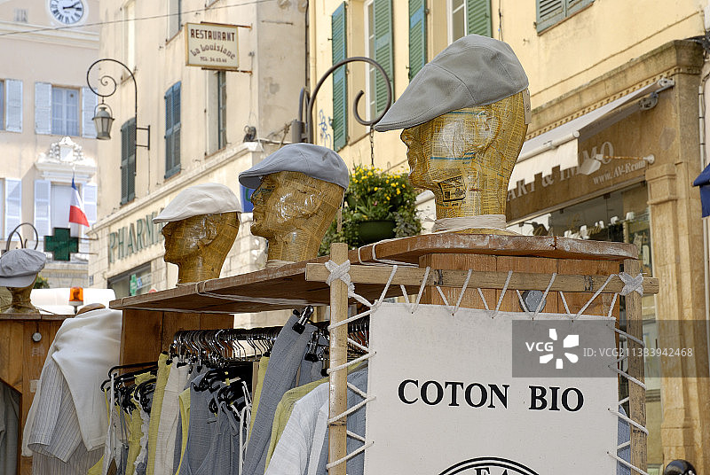 法国昂蒂布的生物棉服装店图片素材