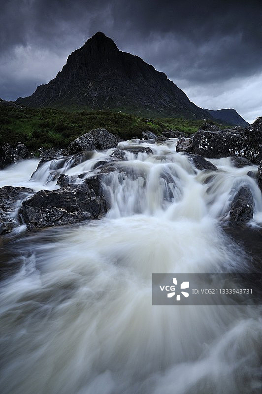 苏格兰布achaille Etive Mor山边的激流图片素材