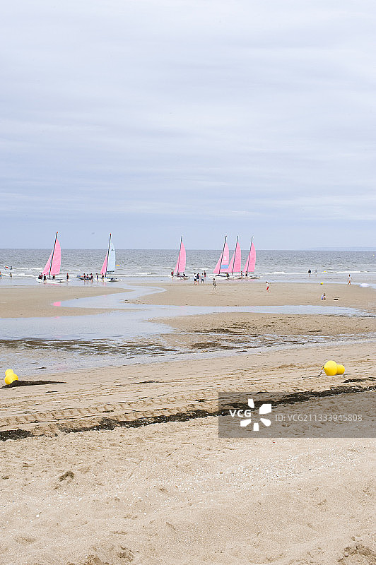 在法国卡尔瓦多斯省卡堡海滩上的沙滩帆船运动图片素材