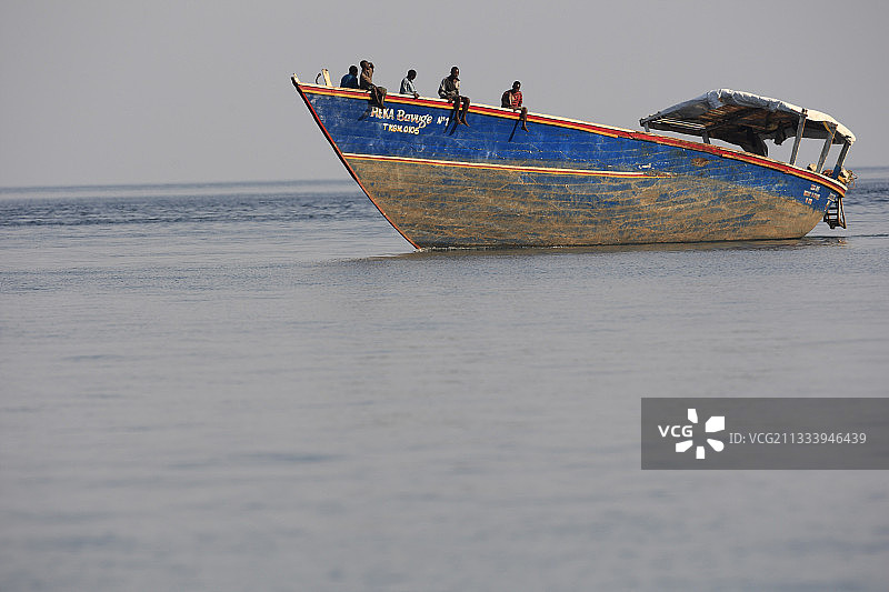 坦桑尼亚坦噶尼喀湖上的空货船图片素材