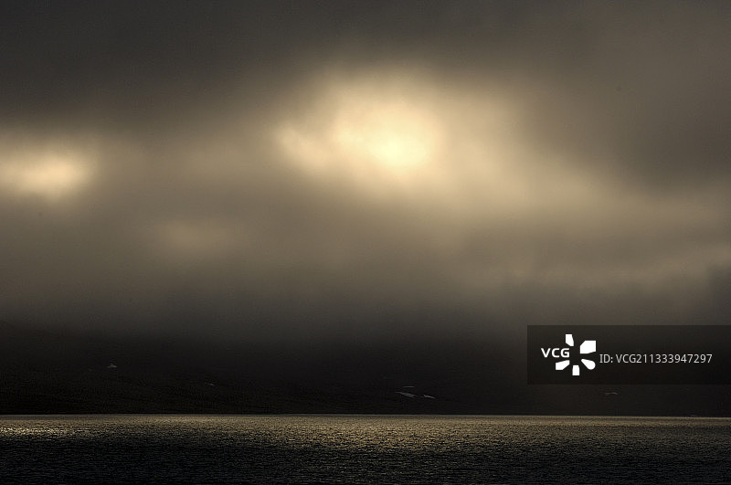 斯坦威尔·弗莱彻湖萨默塞特岛上空的阳光图片素材