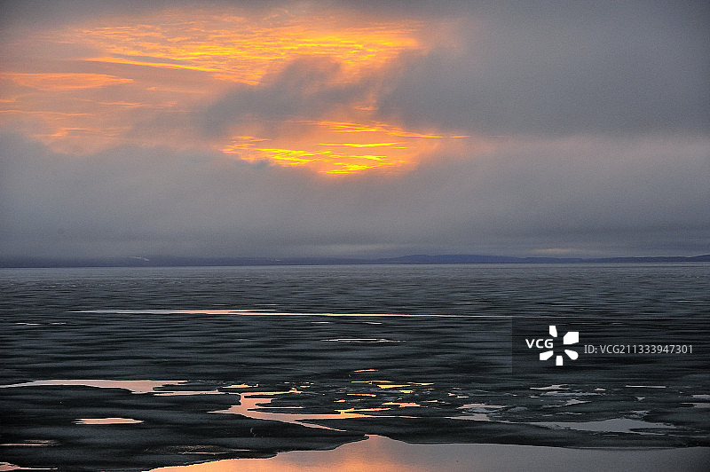 加拿大萨默塞特岛斯坦威尔弗莱彻湖日落图片素材